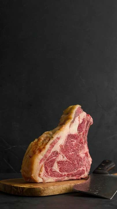 Chuletón dry aged sobre fondo oscuro