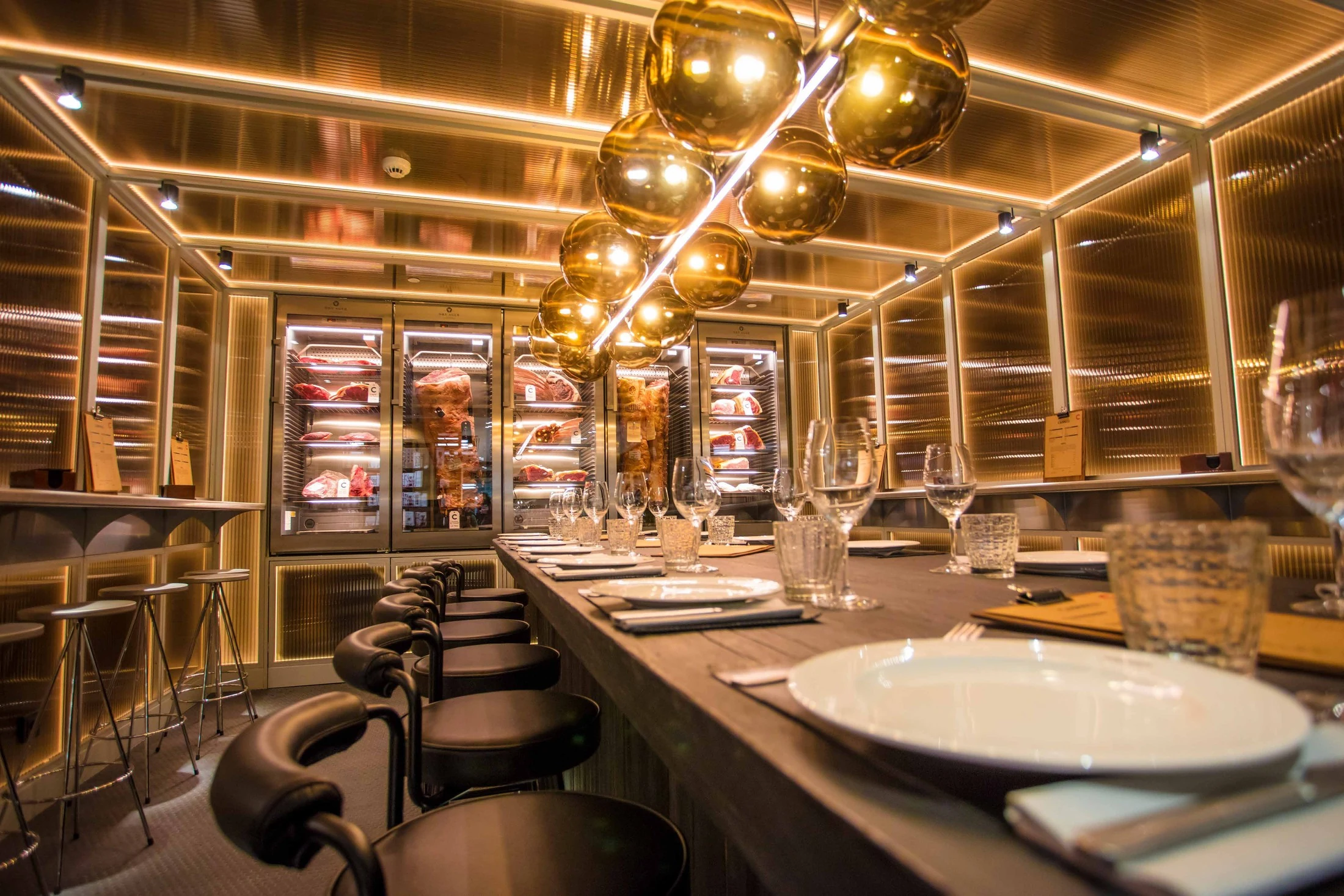 Sala de restauración con vitrinas de carne premium al fondo