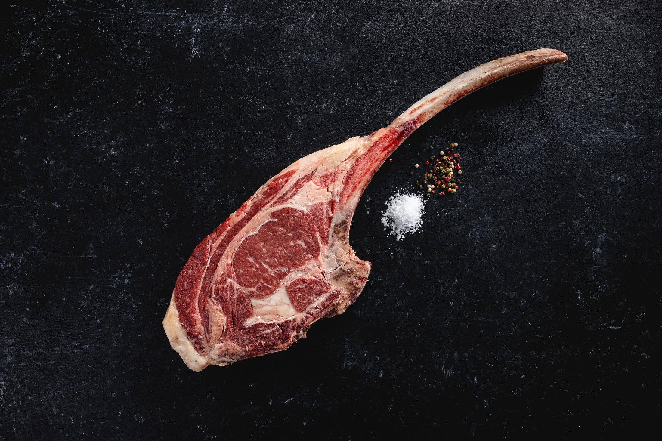 Tomahawk de vacuno sobre pizarra oscura